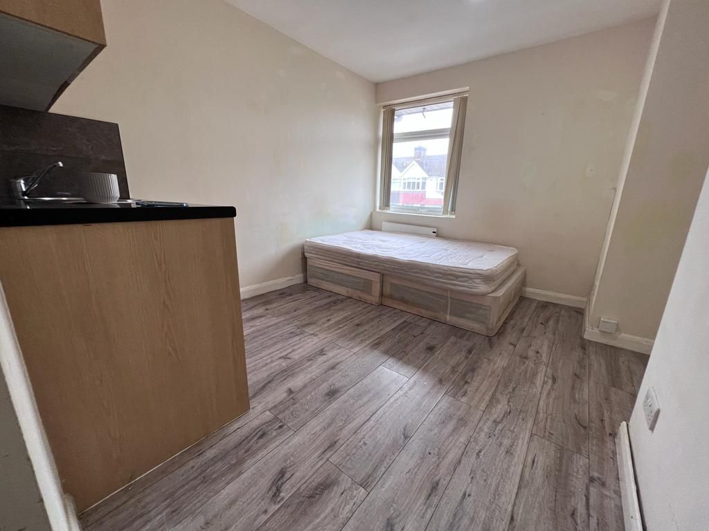 Studio to rent in Ferndale Road, Romford RM5, £898 pcm Zoopla