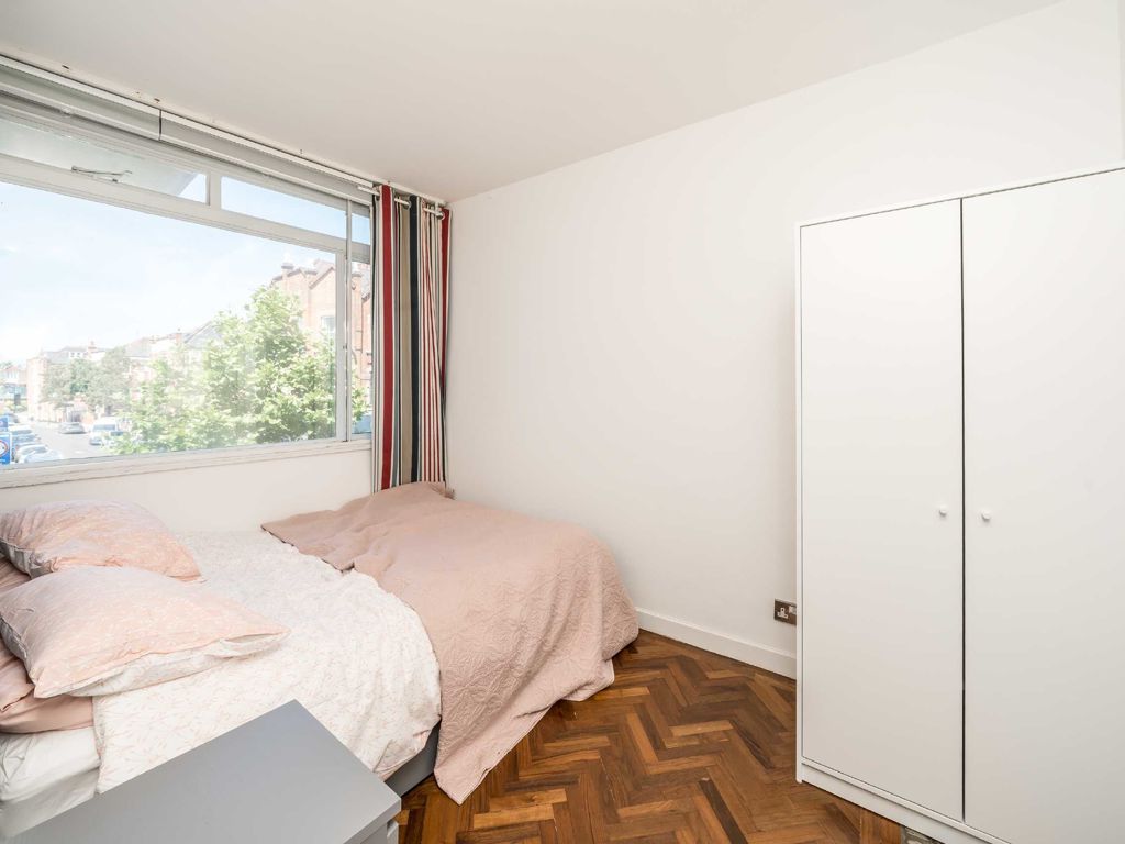 1 bed flat for sale in Wandsworth Bridge Road, London SW6, £350,000