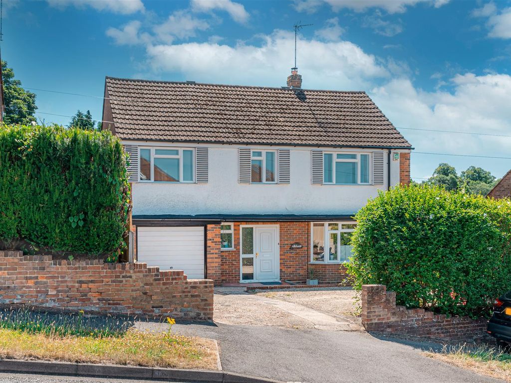 5 bed detached house for sale in Hamilton Road, High HP13, £