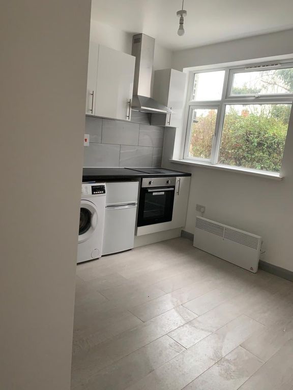 1 bed flat to rent in Reading Road, Northolt UB5, £1,095 pcm Zoopla