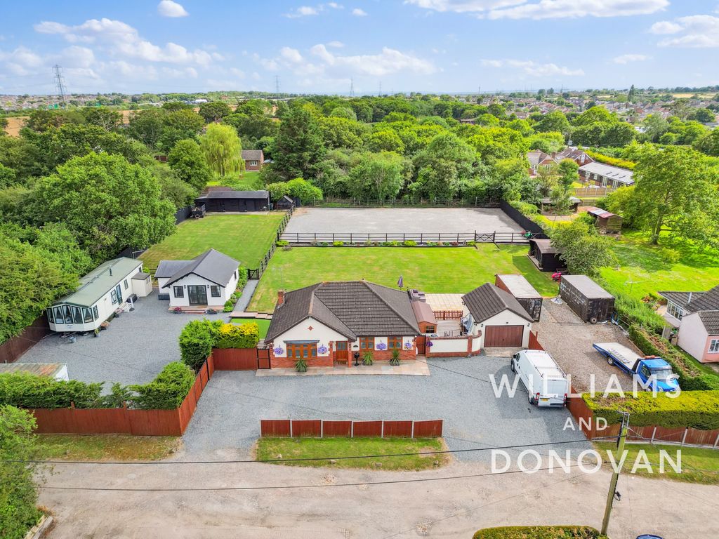 3 bed detached bungalow for sale in Clifton Road, Bowers Gifford