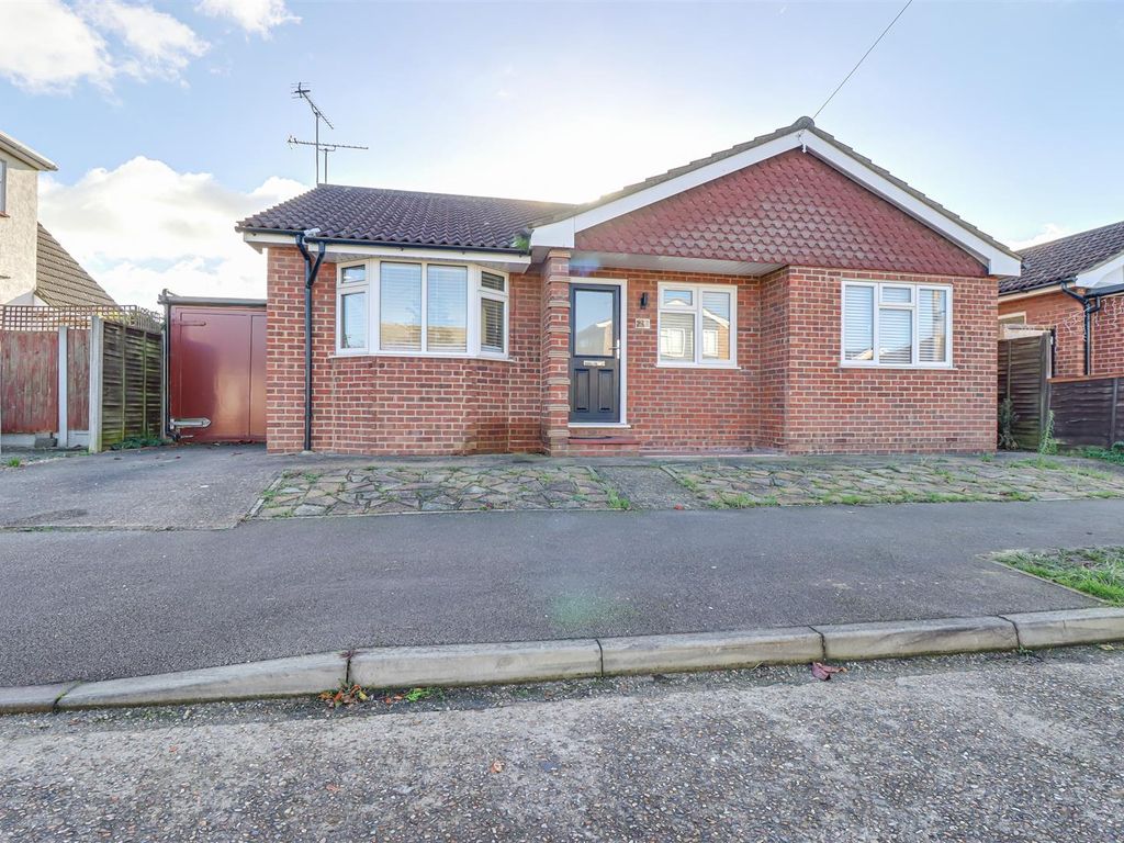 3 bed detached bungalow for sale in Delfzul Road, Canvey Island SS8, £