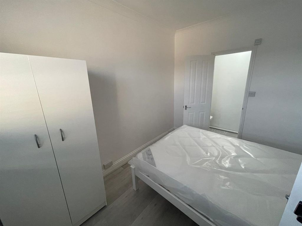 Room to rent in Denny Road, London N9, £1,050 pcm Zoopla