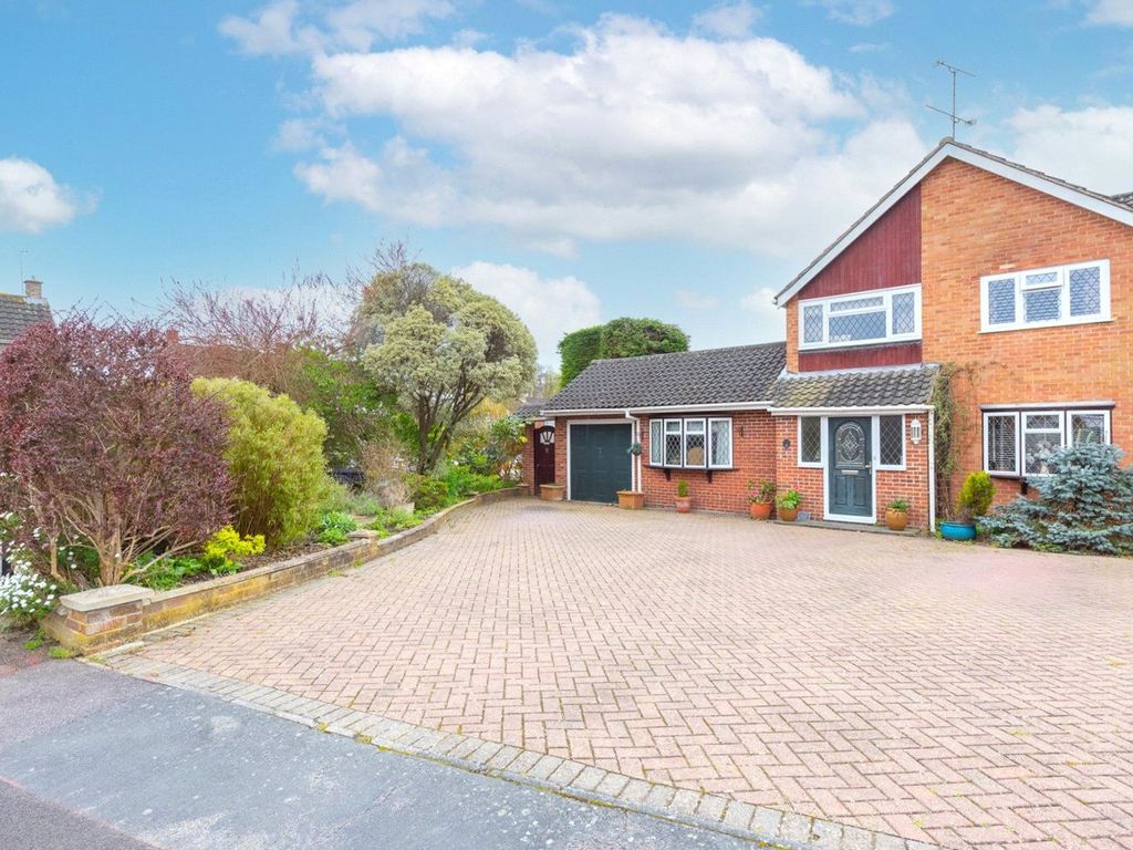 4 bed semidetached house for sale in Shamrock Close, Frimley