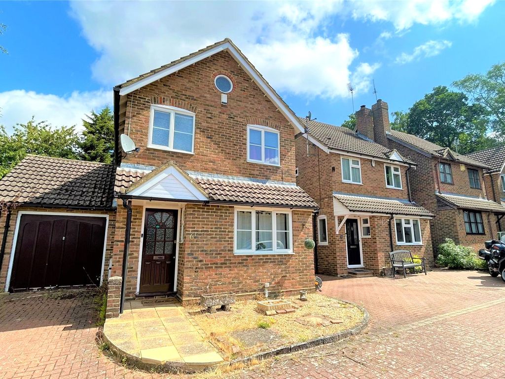 3 bed linkdetached house to rent in Cannon Close, College Town