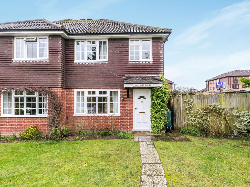 3 bed semidetached house to rent in Old Merrow Street, Guildford GU4