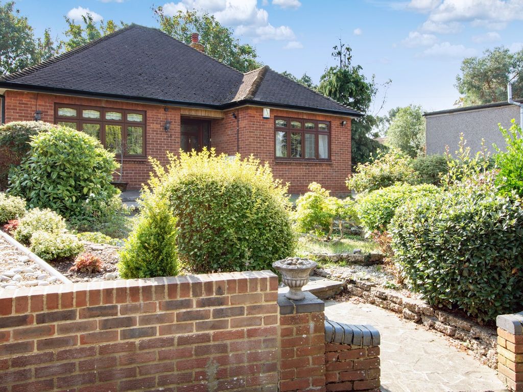 3 bed detached bungalow for sale in Arcadian Close, Bexley DA5, £