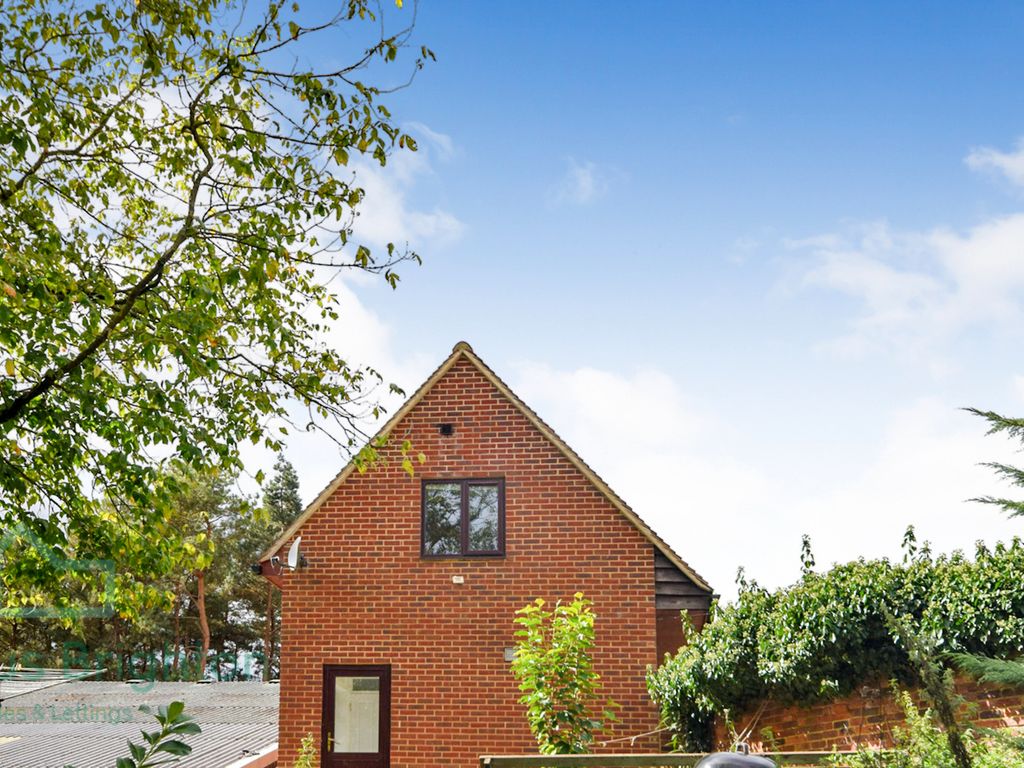 Studio to rent in Flat 2, Barrattstown Stud, Oving Road, Whitchurch, Aylesbury, Buckinghamshire