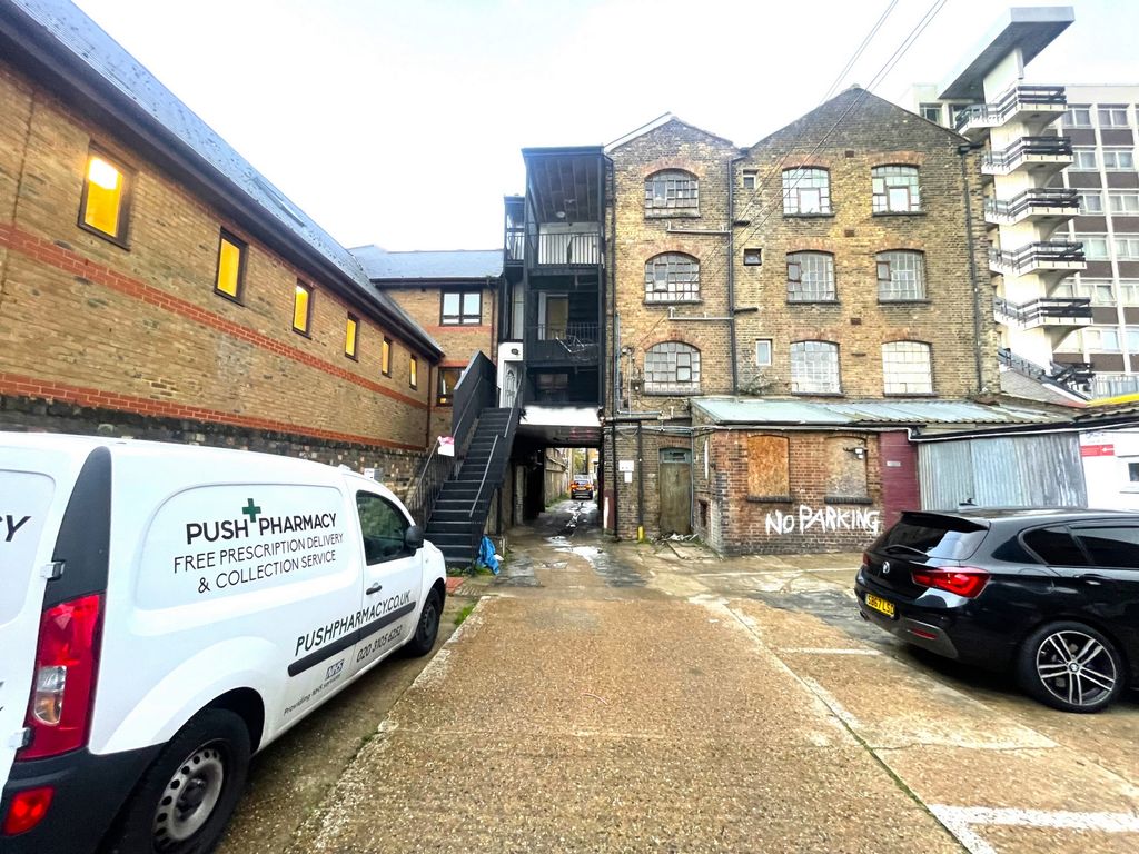 Warehouse to let in Romford Road, Forest Gate E7, £15,000 pa Zoopla