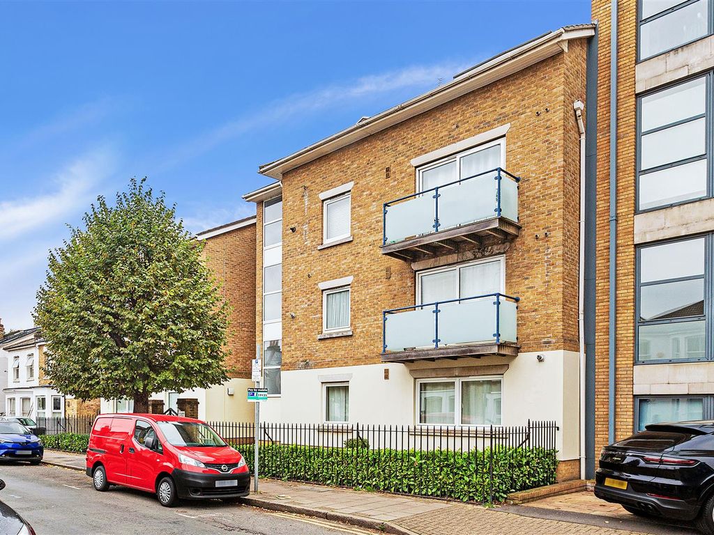1 bed flat for sale in Cascades Court, Hartfield Crescent, Wimbledon