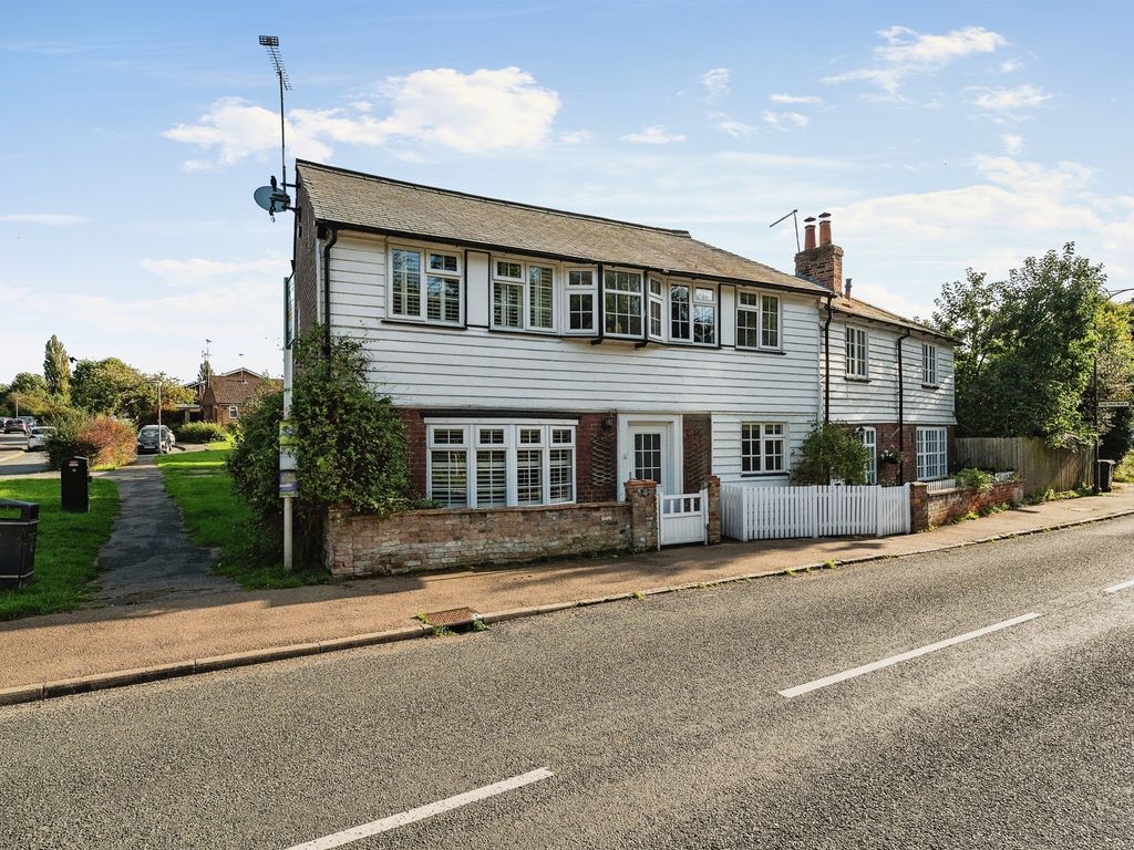4 bed property for sale in Lemsford Village, Lemsford, Welwyn Garden