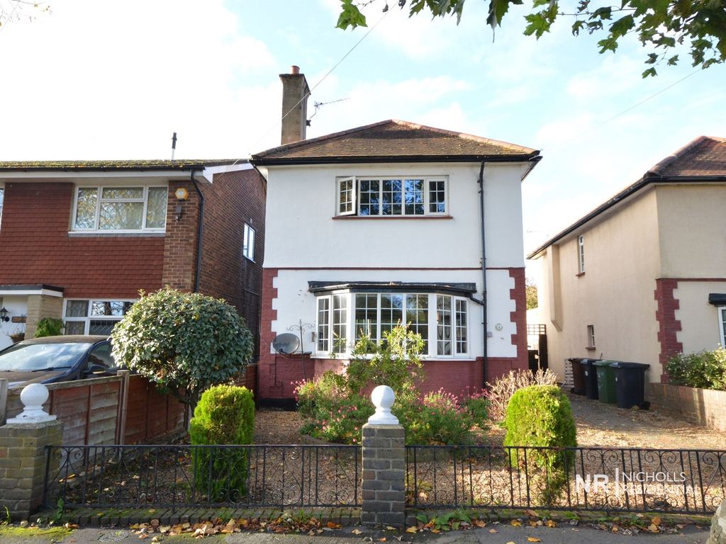 3 bed detached house to rent in Chesterfield Road, West Ewell, Surrey