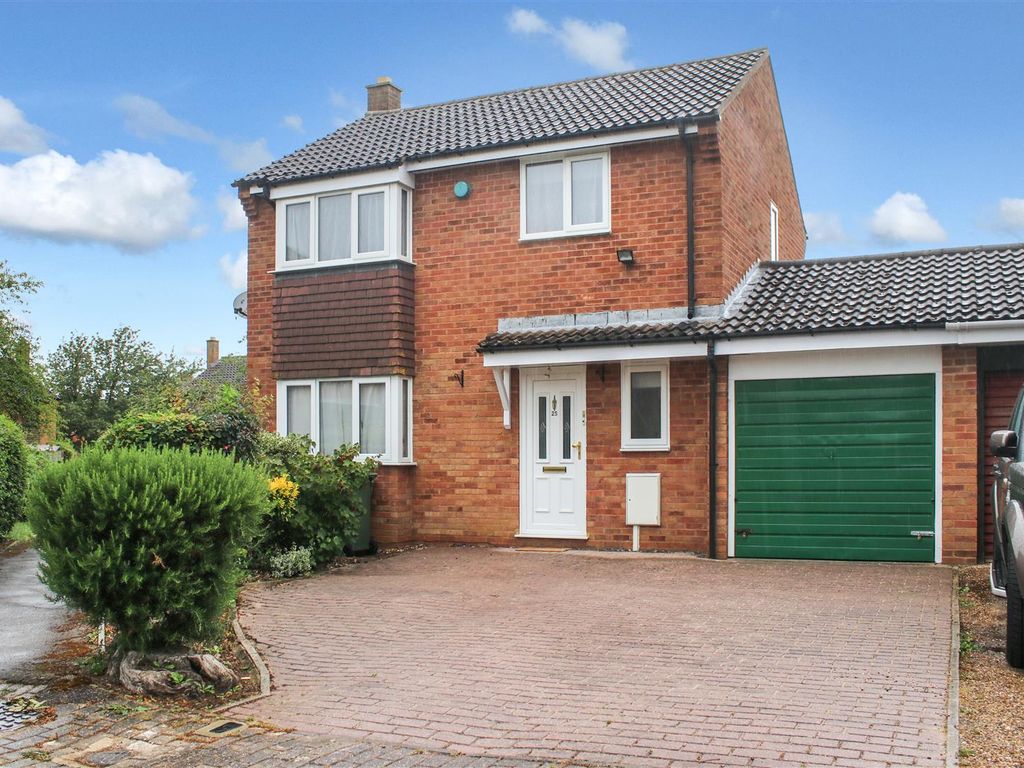 3 bed linkdetached house for sale in Edrich Avenue, Oldbrook, Milton