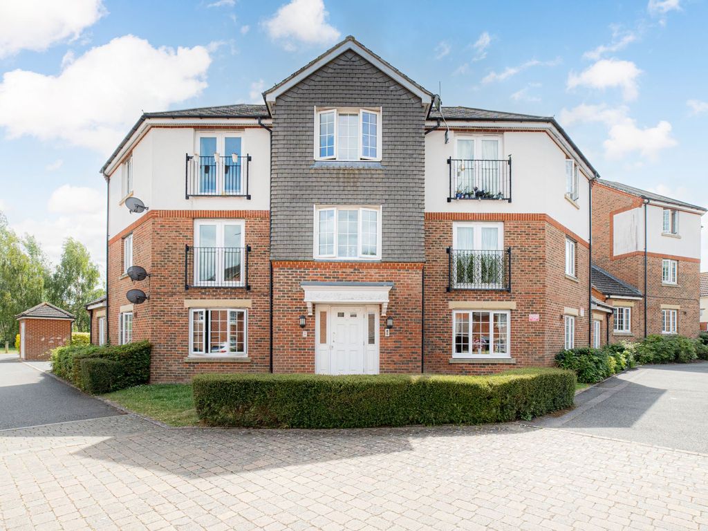 2 bed flat for sale in Holt Close, Ashford TN23, £200,000 Zoopla