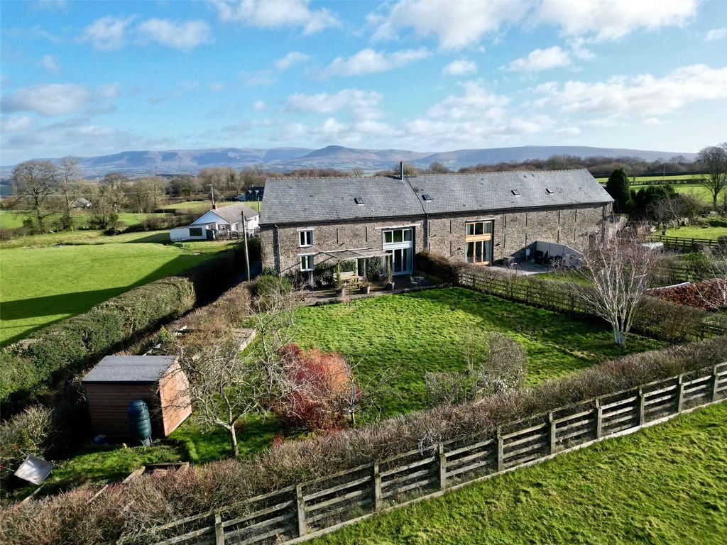 3 bed barn conversion for sale in Llanwern, Brecon, Powys LD3, £410,000