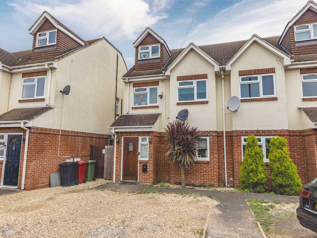 3 bed town house for sale in Landmark Row, Sutton Lane, Langley SL3, £