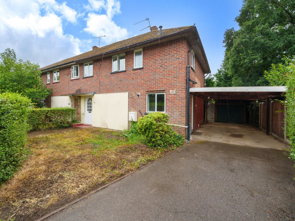 3 bed end terrace house for sale in Chobham, Woking, Surrey GU24, £