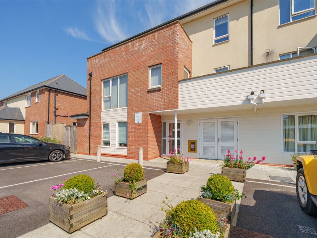 2 bed flat for sale in Flat 6/Jubilee Court, 66 Queen Street, Horsham