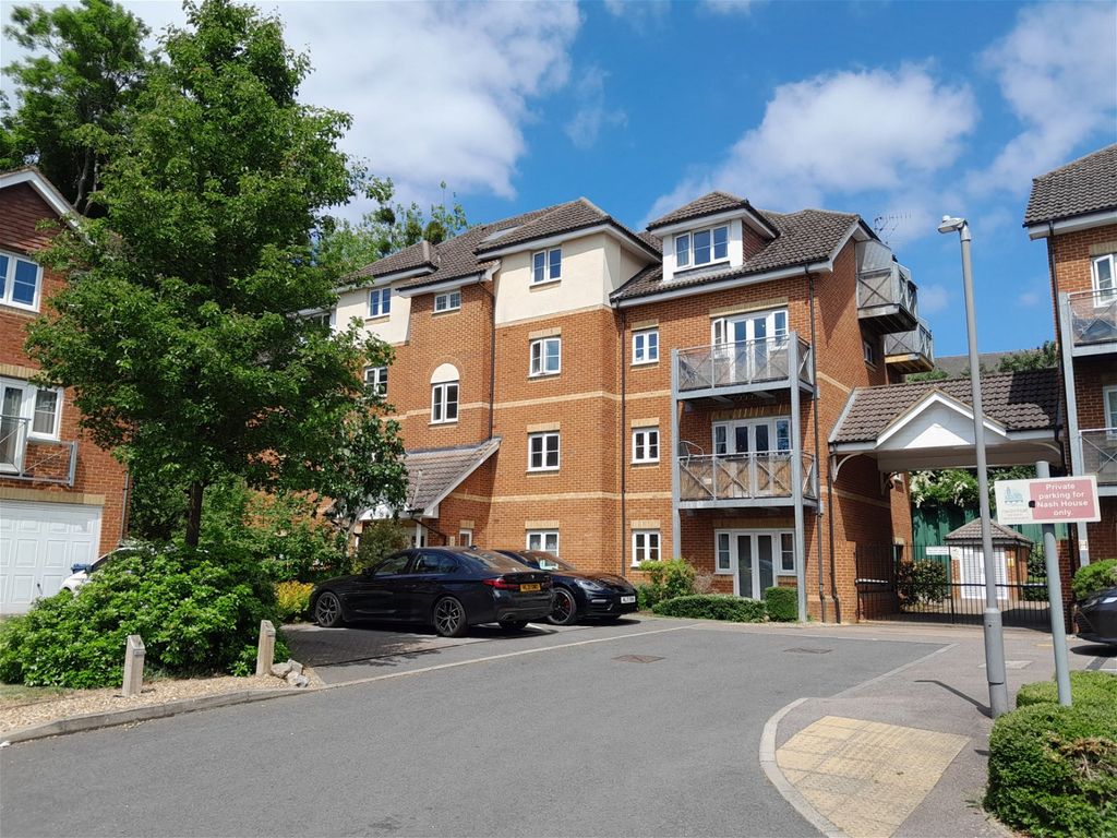 2 bed flat for sale in Coopers Rise, High HP13 Zoopla