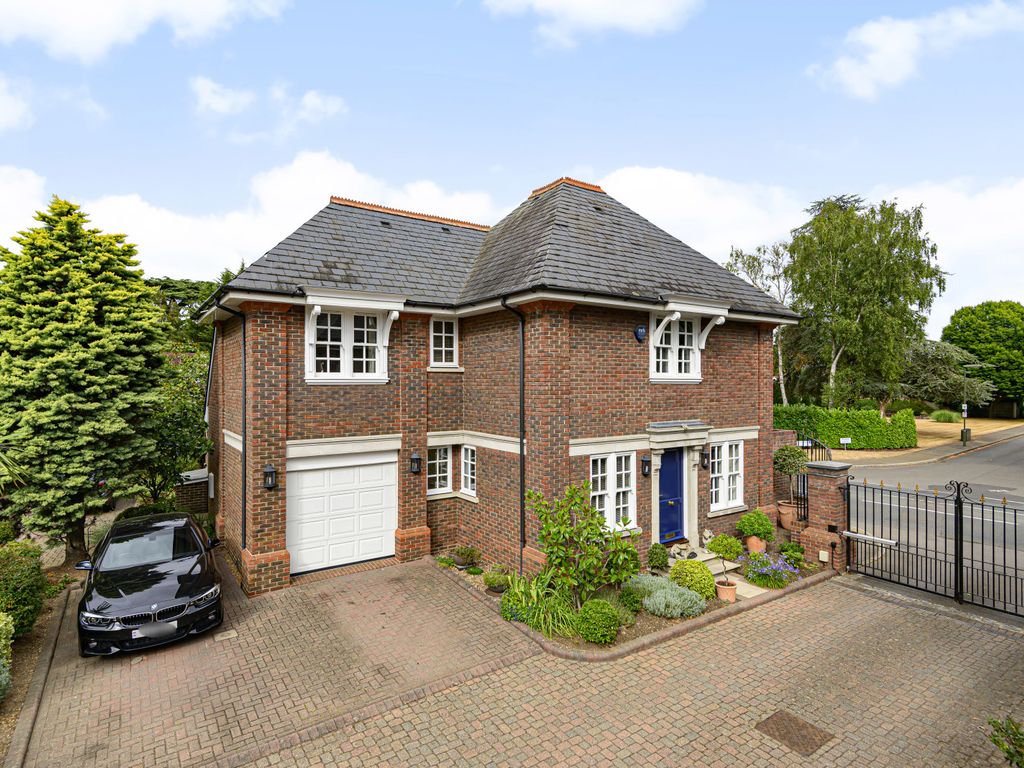3 bed detached house for sale in Chartfield Place, Weybridge KT13 Zoopla
