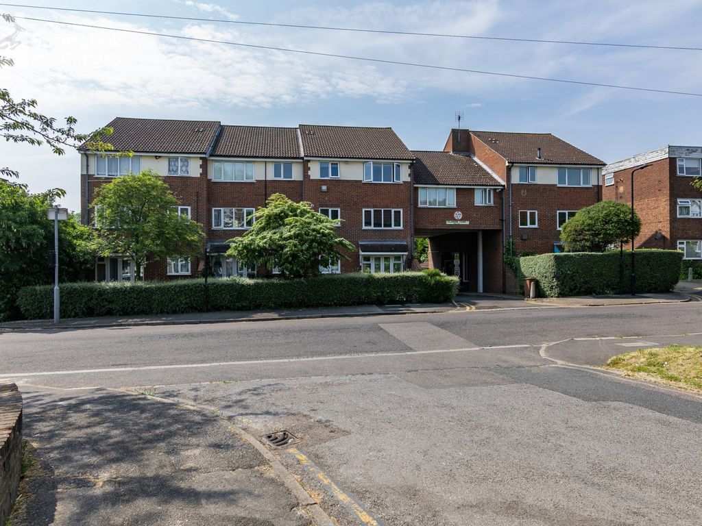 2 bed flat for sale in Celandine Court, Chingford Avenue, Chingford