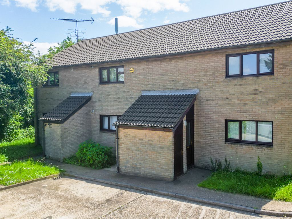 1 bed to rent in Chertsey Close, Luton, Bedfordshire LU2, £