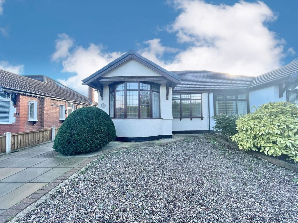 2 bed semidetached bungalow to rent in Liverpool Road, Lydiate L31, £