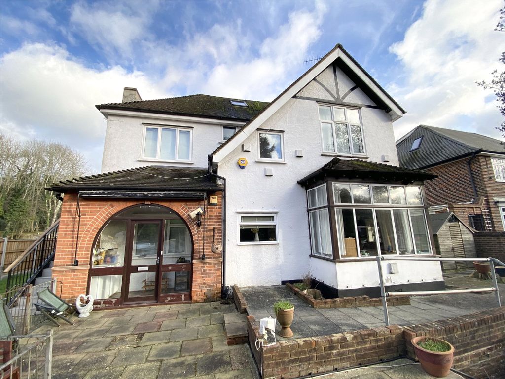 3 bed flat to rent in London Road North, Merstham, Redhill, Surrey RH1