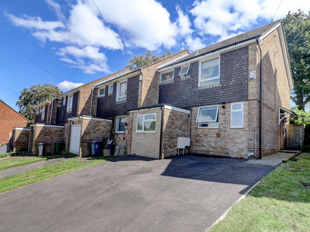 4 bed end terrace house for sale in Conifer Rise, High HP12, £