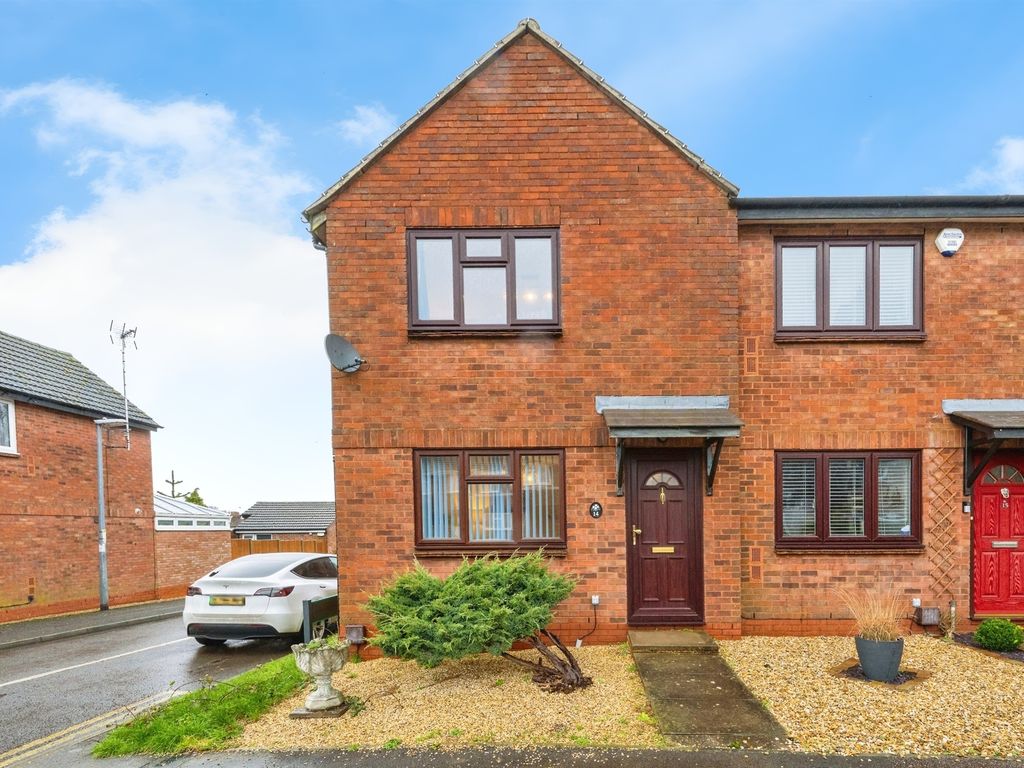 3 bed end terrace house for sale in Old School Walk, Slip End, Luton