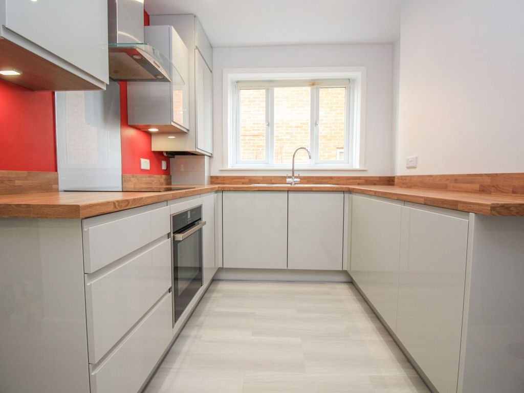 3 bed end terrace house for sale in Magnolia Road, Merryoak SO19, £