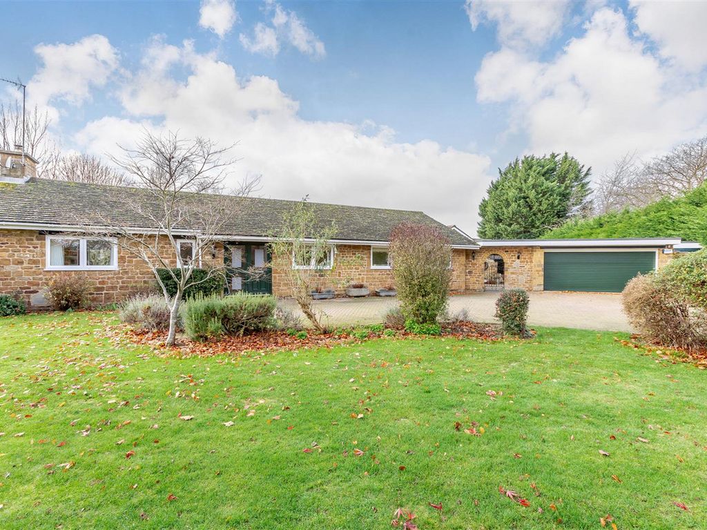 4 bed bungalow for sale in Wroxton Heath, Banbury, Oxfordshire OX15 Zoopla