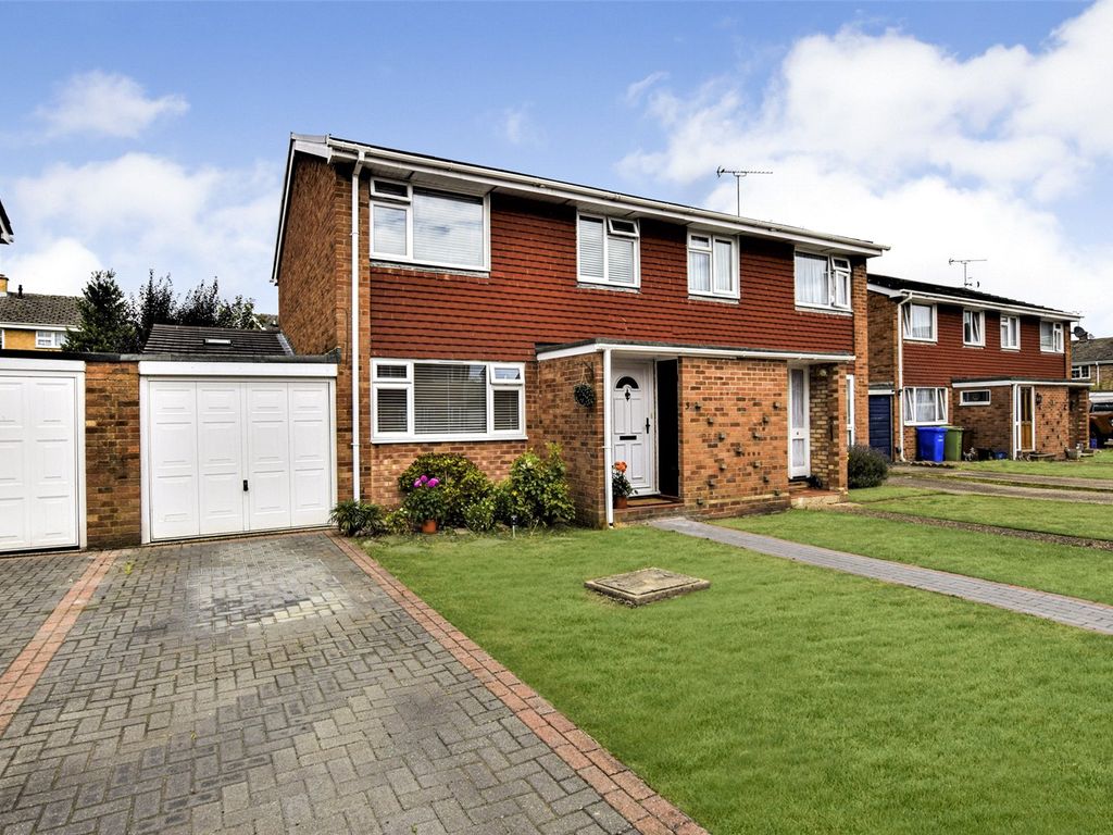 3 bed semidetached house for sale in Clandon Court, Farnborough GU14