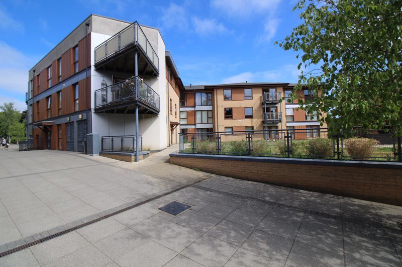 2 bed flat for sale in Commonwealth Drive, Crawley RH10, £235,000 Zoopla