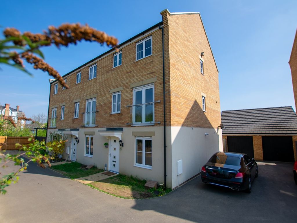 4 bed end terrace house for sale in Shipton Grove, Hempsted