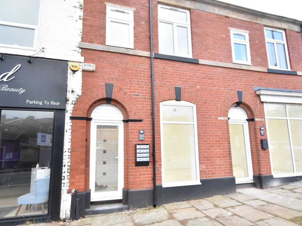 2 bed flat to rent in Bolton Road, Bury BL8, £850 pcm Zoopla