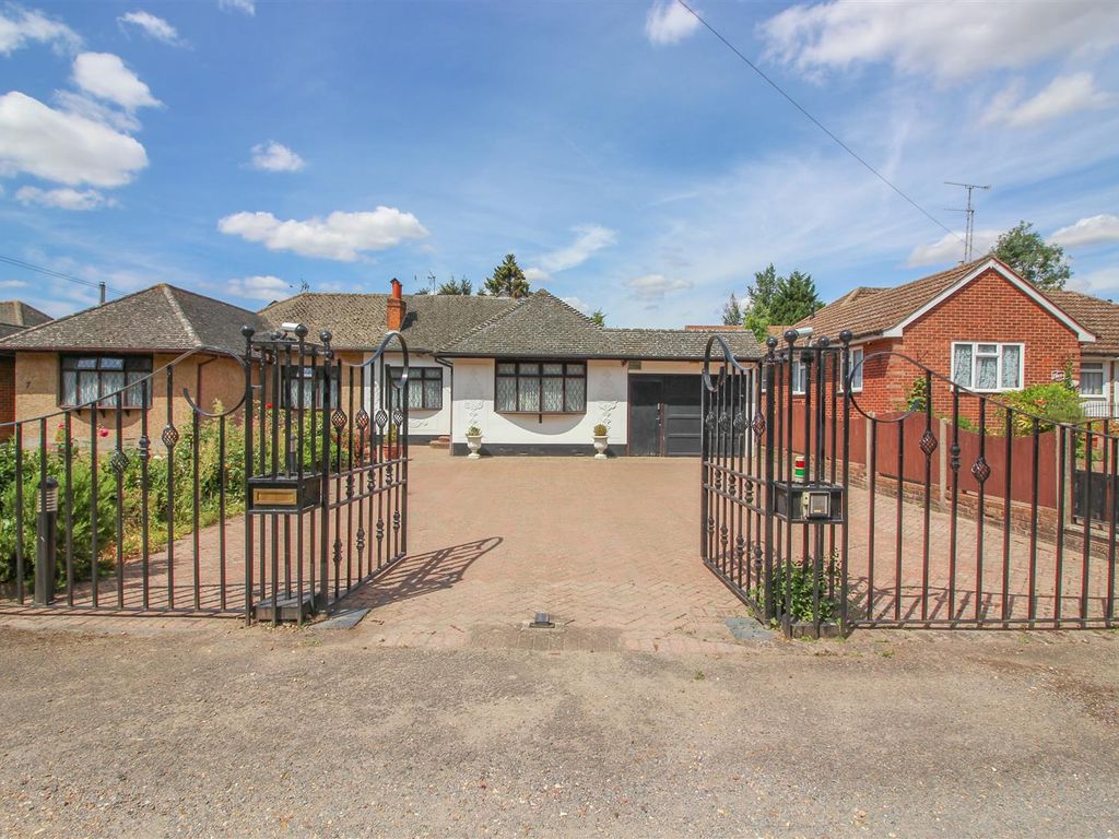 3 bed semidetached bungalow for sale in Honeymeade, Sawbridgeworth