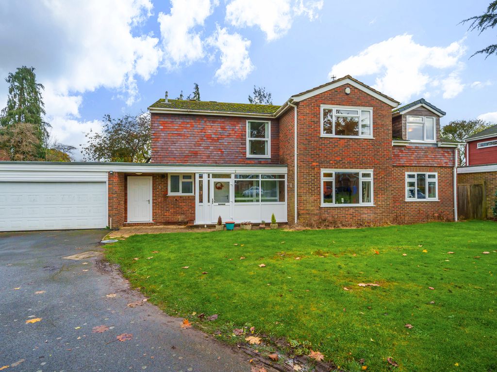 4 bed detached house for sale in Seagrave Road, Beaconsfield HP9, £