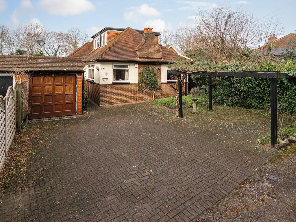 3 bed property for sale in Meadow Walk, Ewell, Epsom KT17, £725,000