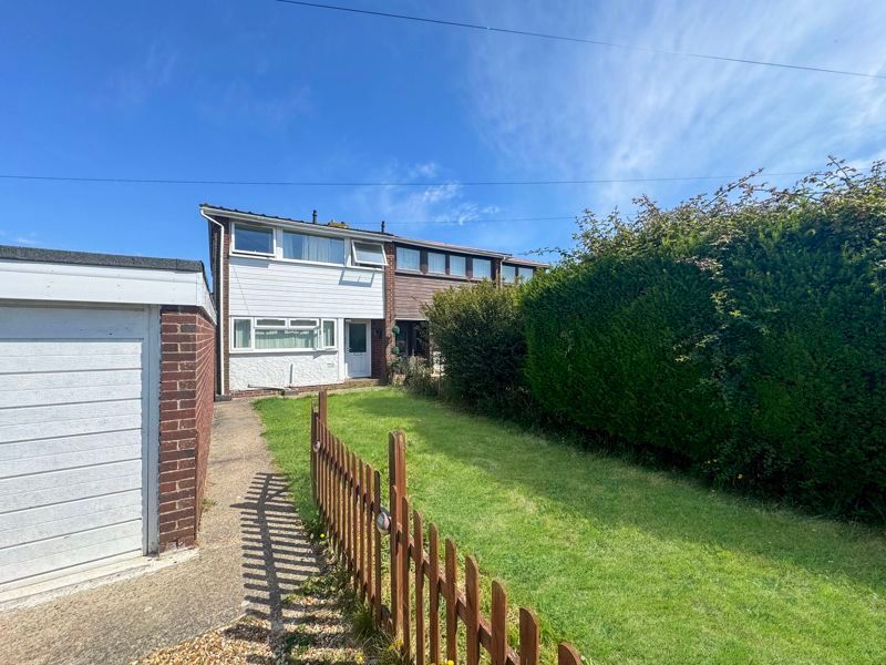 4 bed semidetached house for sale in Fieldway Crescent, Cowes PO31, £