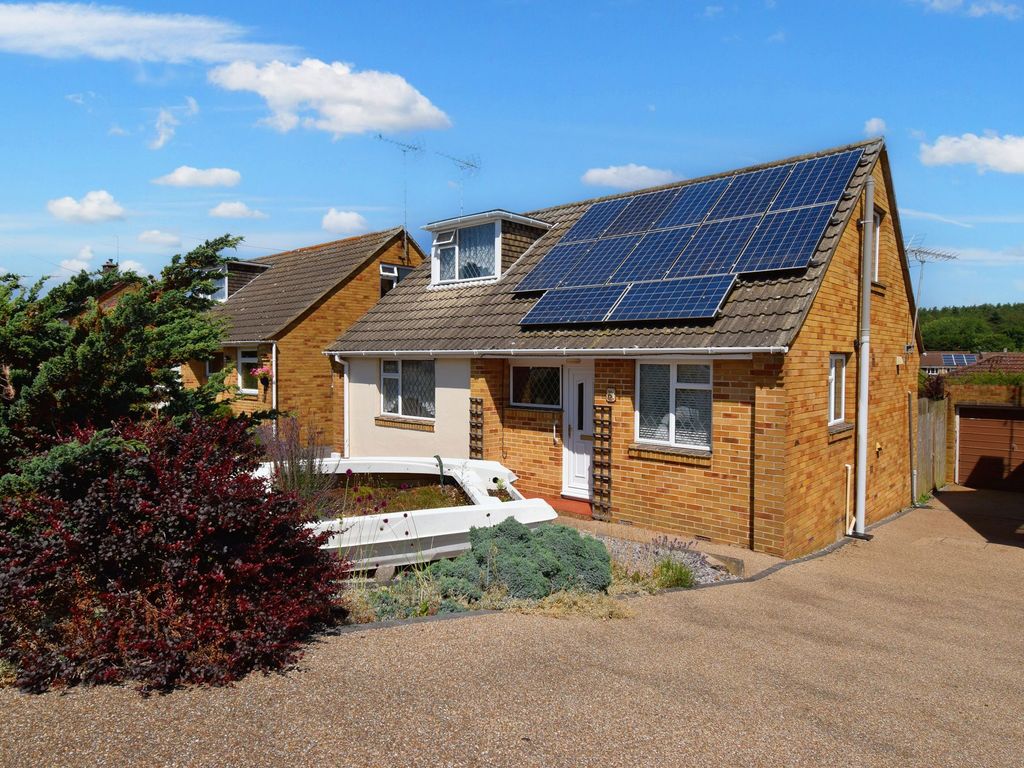 3 bed detached house for sale in Whalesmead Close, SO50, £