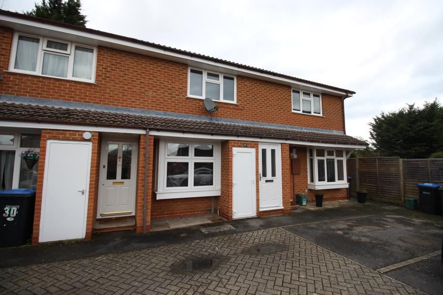 2 bed property to rent in Vernon Close, Ottershaw, Chertsey KT16, £