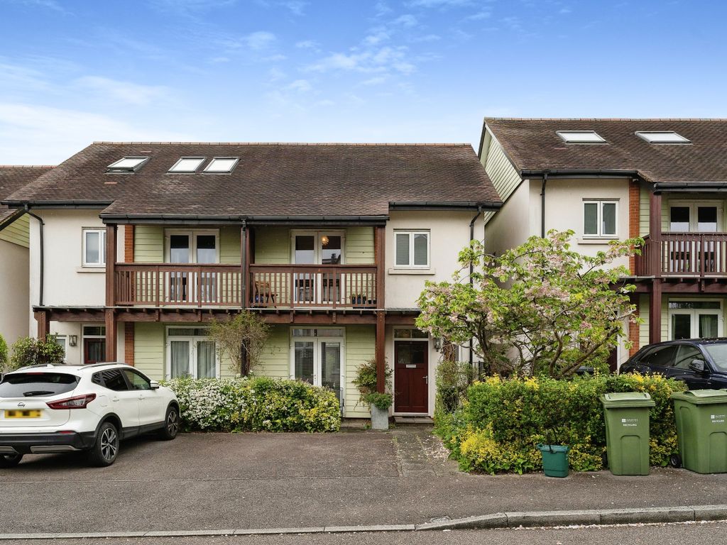 3 bed semidetached house for sale in Whateley Close, Guildford, Surrey