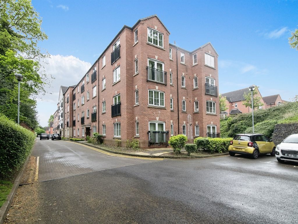 2 bed flat for sale in Harrington Croft, West Bromwich B71, £130,000
