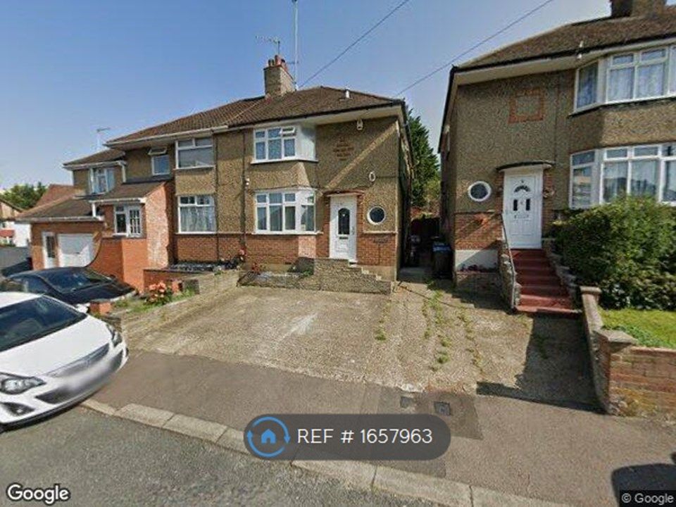 3 bed semidetached house to rent in Corner Hall Avenue, Hemel