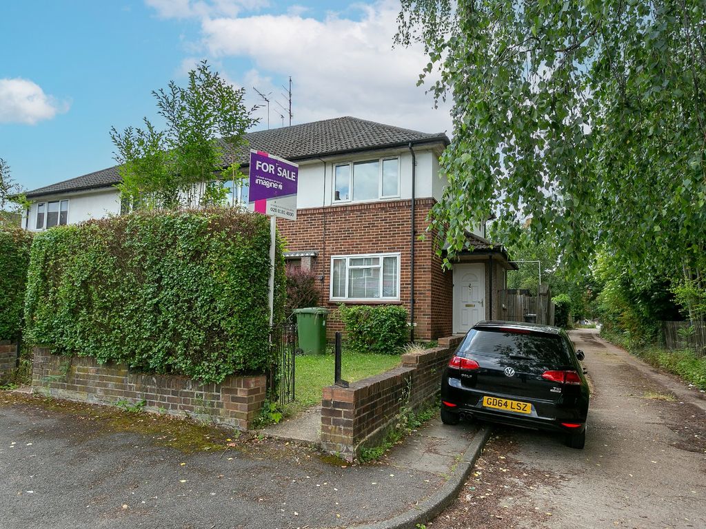 2 bed flat for sale in Bushey Hall Road, Bushey, Hertfordshire WD23