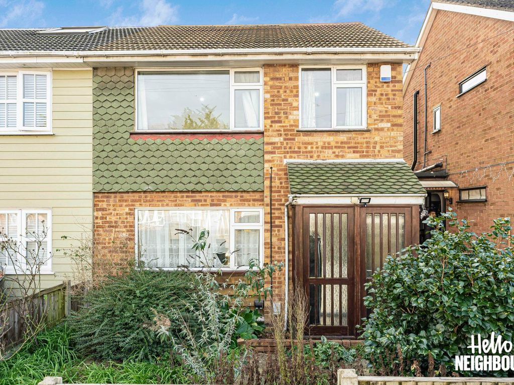 3 bed semidetached house to rent in Oates Road, Romford RM5, £1,750