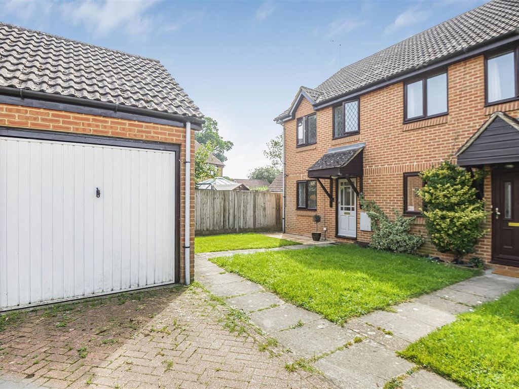 2 bed end terrace house for sale in Trefoil Close, Wokingham RG40, £