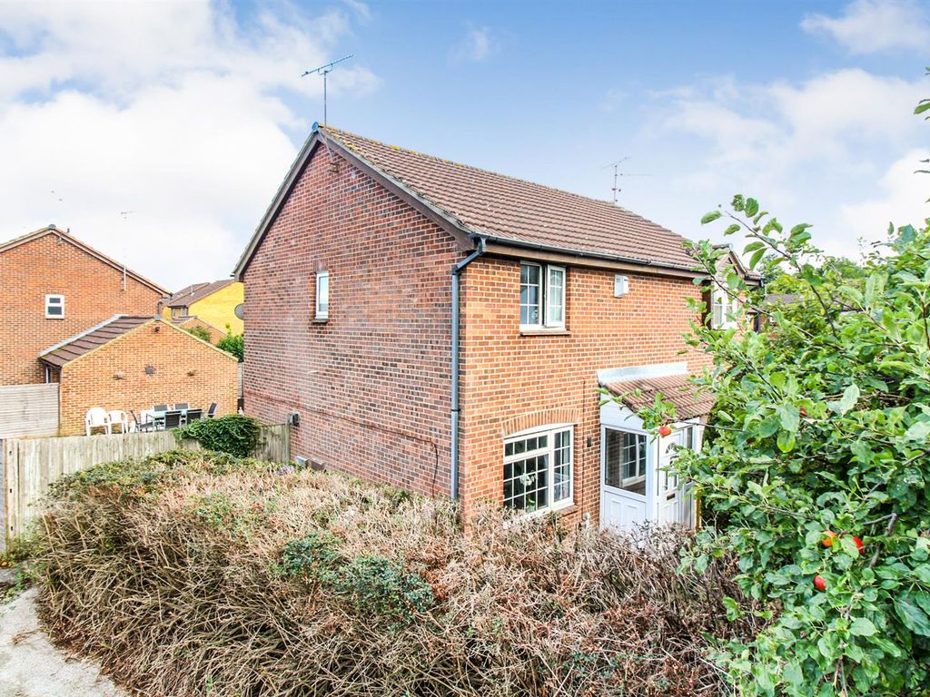 3 bed semidetached house for sale in Meadow Close, Aylesbury HP20 Zoopla