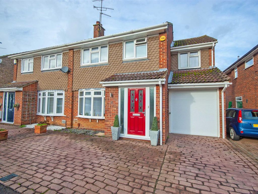 4 bed semidetached house for sale in Sharpington Close, Galleywood